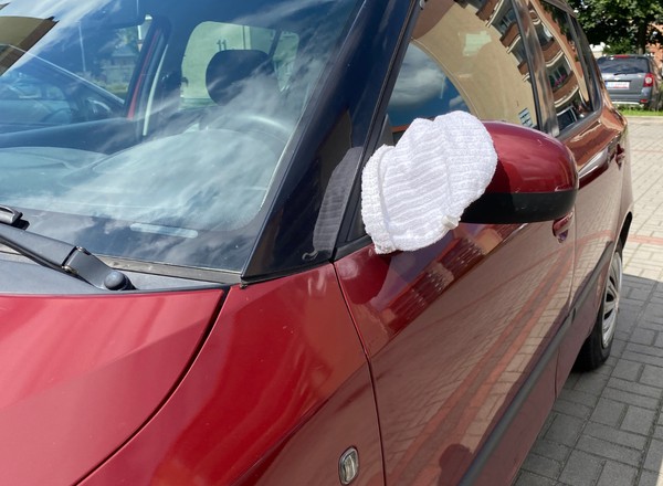 Auto z białym ręcznikiem na lusterku stoi przy drodze? Nie przejeżdżaj obojętnie