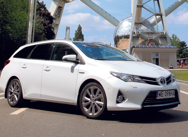 Toyotą Auris Hybrid przez Europę