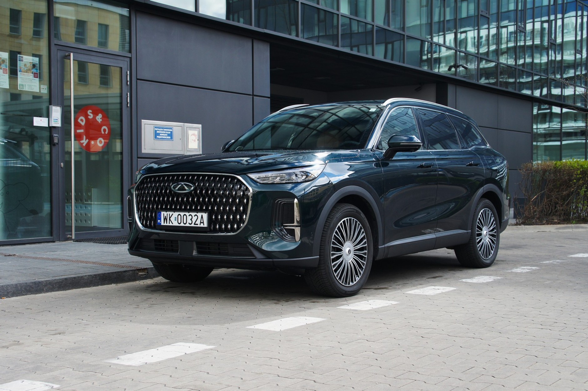 Budżetowe SUV-y tak nie wyglądają. Chery Tiggo 9 wyłamuje się z rodziny