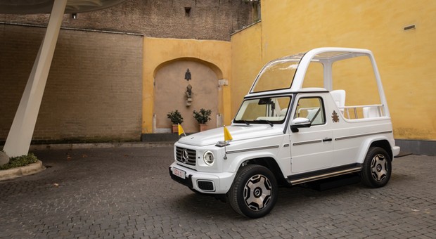 To ostatni Papamobile papieża Franciszka. Wygląda jak auto Jana Pawła II, ale wyróżnia je ważny szczegół
