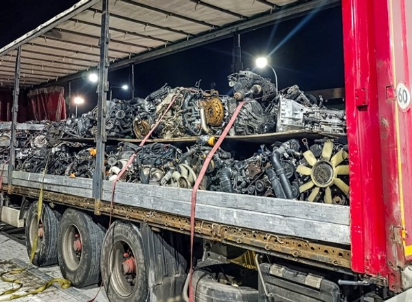 Strażnicy dokładnie sprawdzili ładunek ciężarówki. Nie wszystkie części były legalne