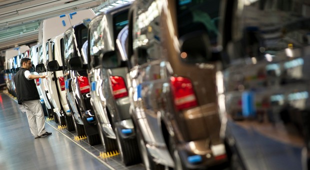 Strajki w zakładach VW. Lud się burzy w fabrykach samochodów dla ludu