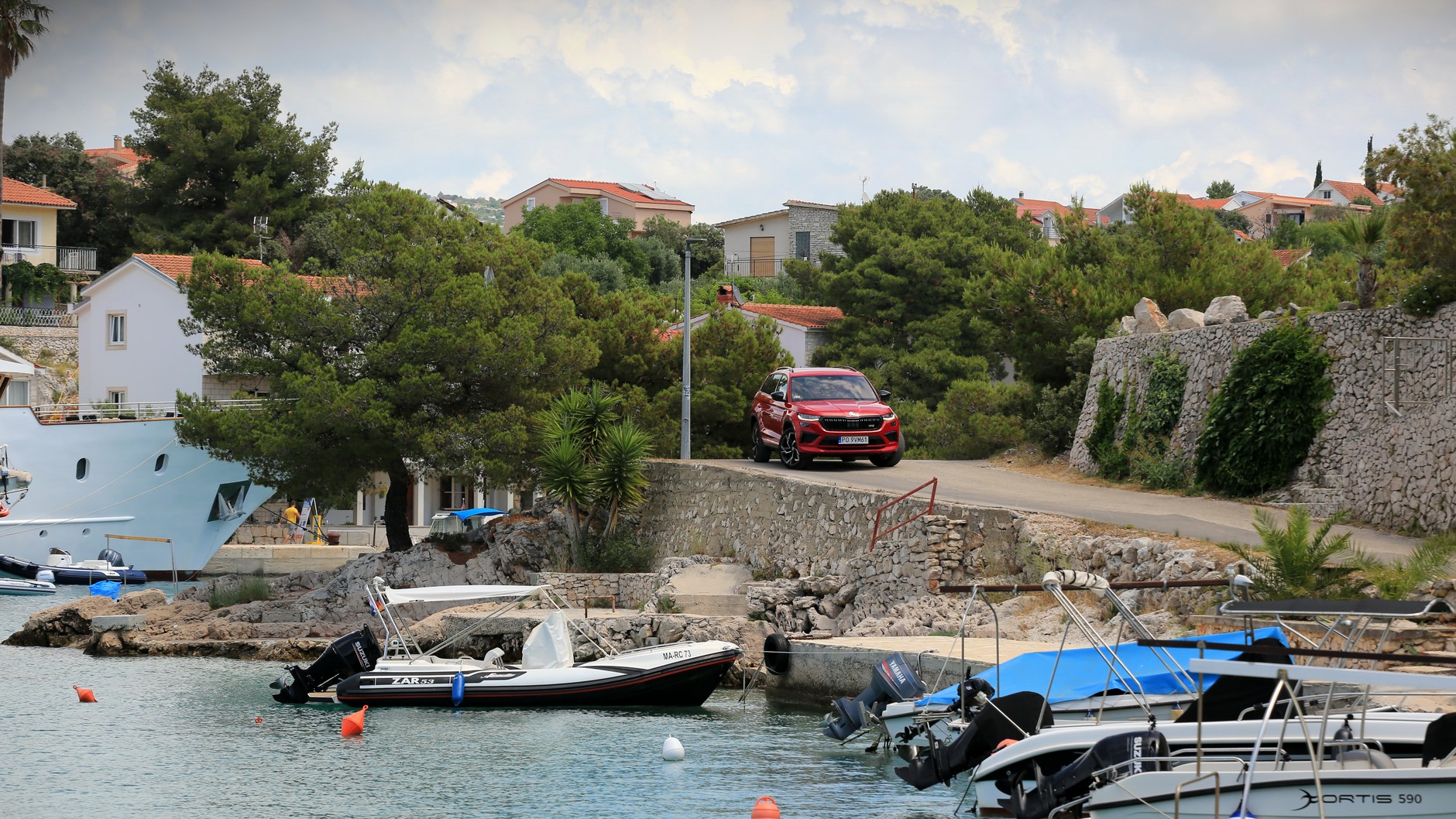Razanj to niewielka miejscowość położona niedaleko Rogoznicy. Urzeka spokojem i nieskażoną przyrodą