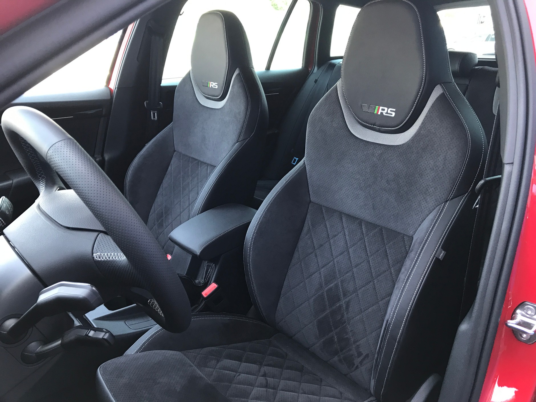 Fotele występują w dwóch wersjach wykończenia. Skóra w opcji