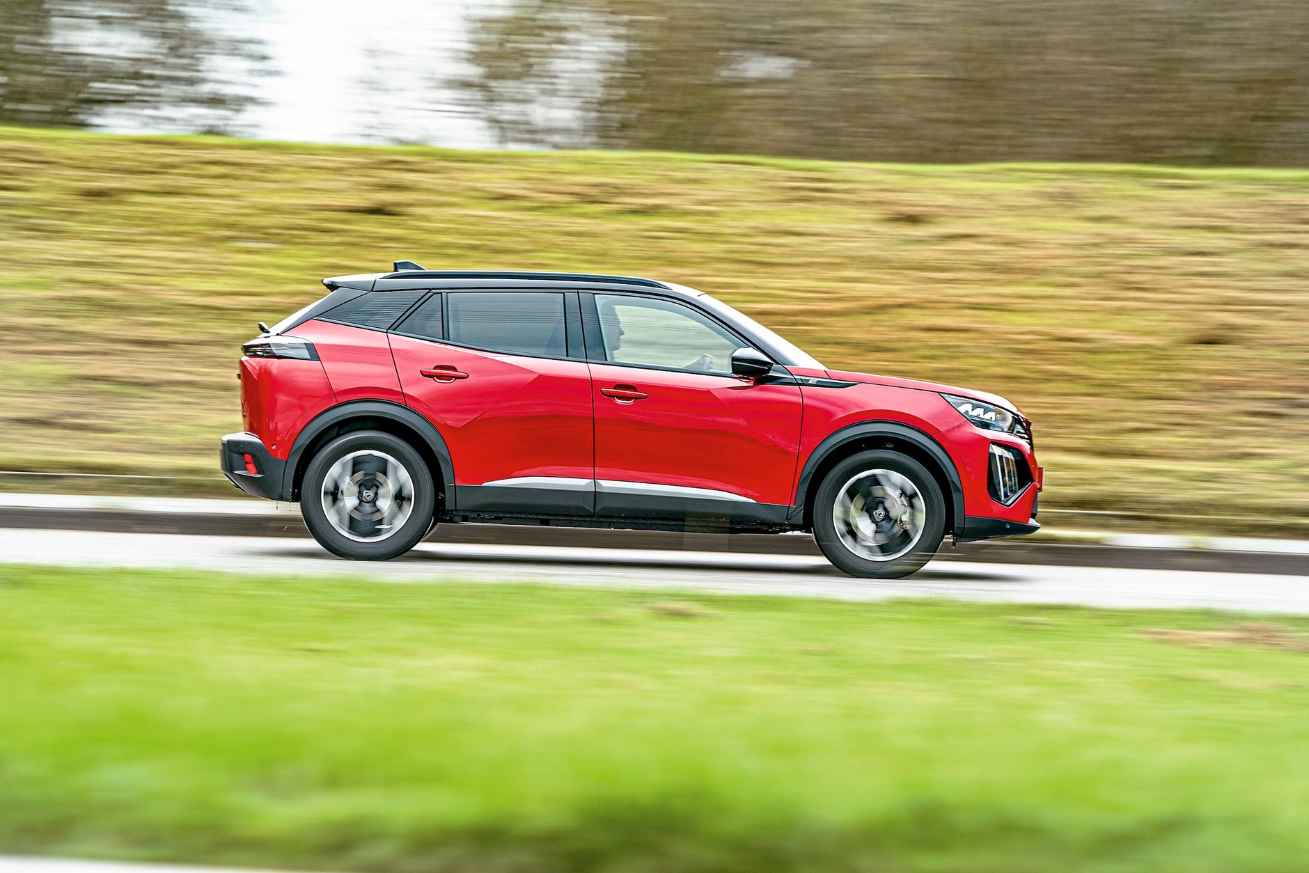 MG4 kontra Peugeot e-2008