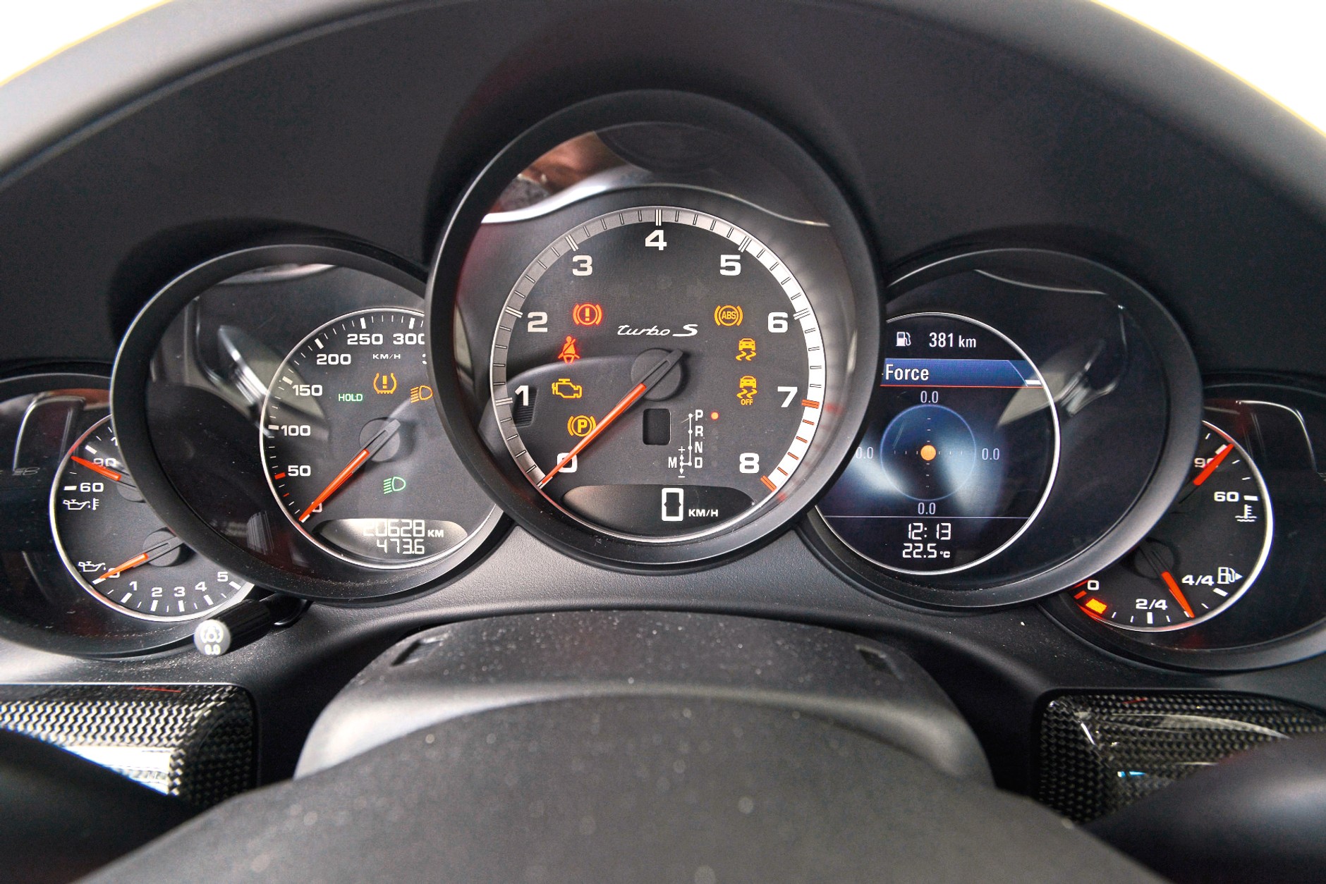 Obrotomierz w centrum uwagi, prędkościomierz wyskalowany do ponad 300 km na godz. nieco ukryty – typowe zegary modelu 911. 