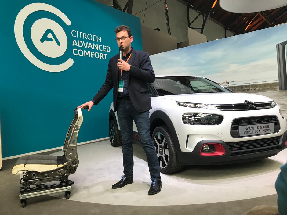 Citroen chwali się nowymi fotelami Advanced Comfort. Wyłożono je gąbką o większej gęstości. Citroen C4 Cactus