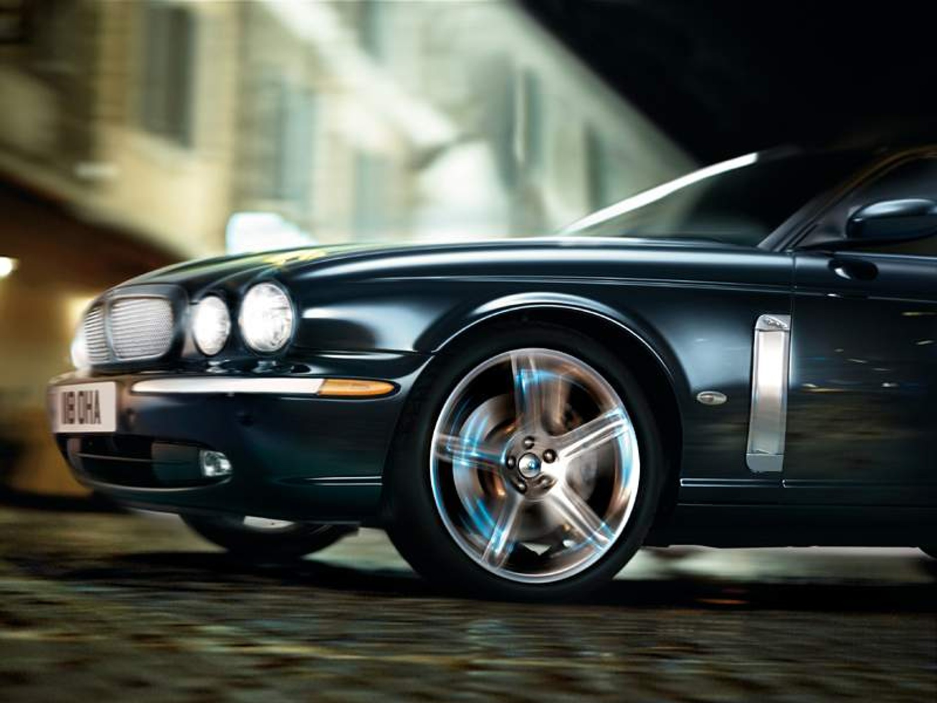 Jaguar XJR Portfolio: duży kocur pokazuje pazury