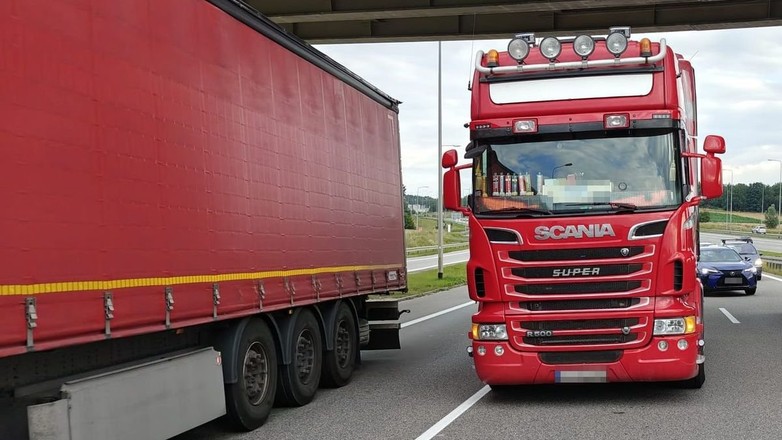 Zasnął za kierownicą tira na odbownicy