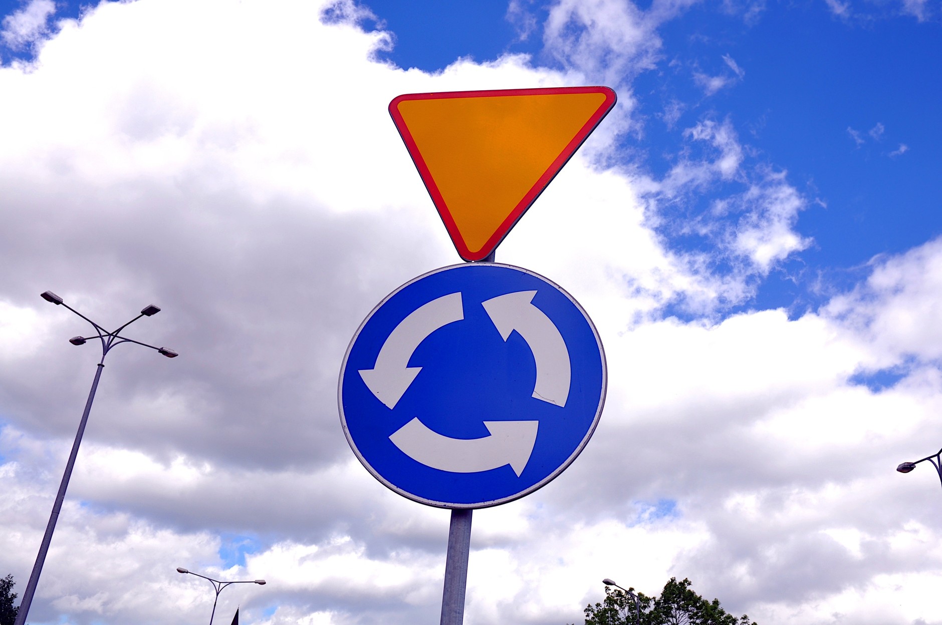 Znak "ustąp pierwszeństwa" i "skrzyżowanie z ruchem okrężnym"