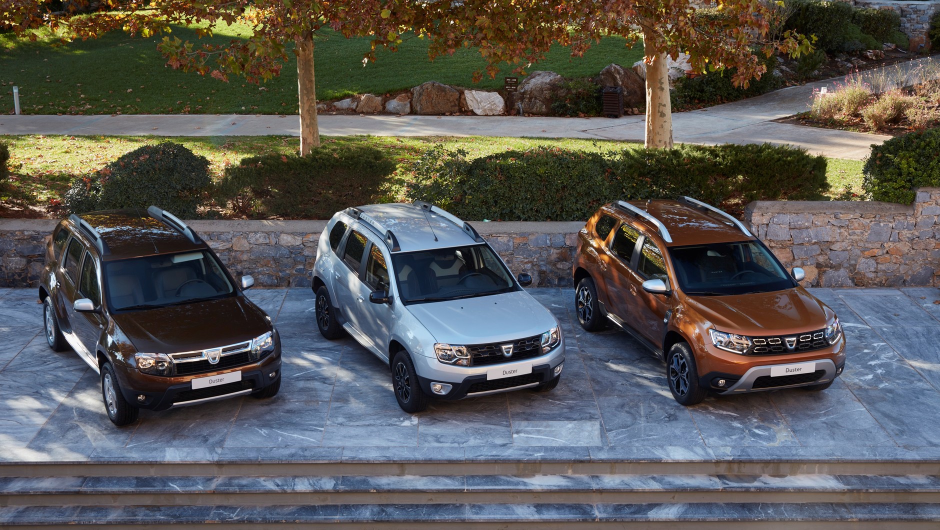 Dacia Duster: od lewej druga generacja przed liftingiem (2010-2013), druga generacja po liftingu (2013-2018) i trzecia generacja przed liftingiem (2018-2021).