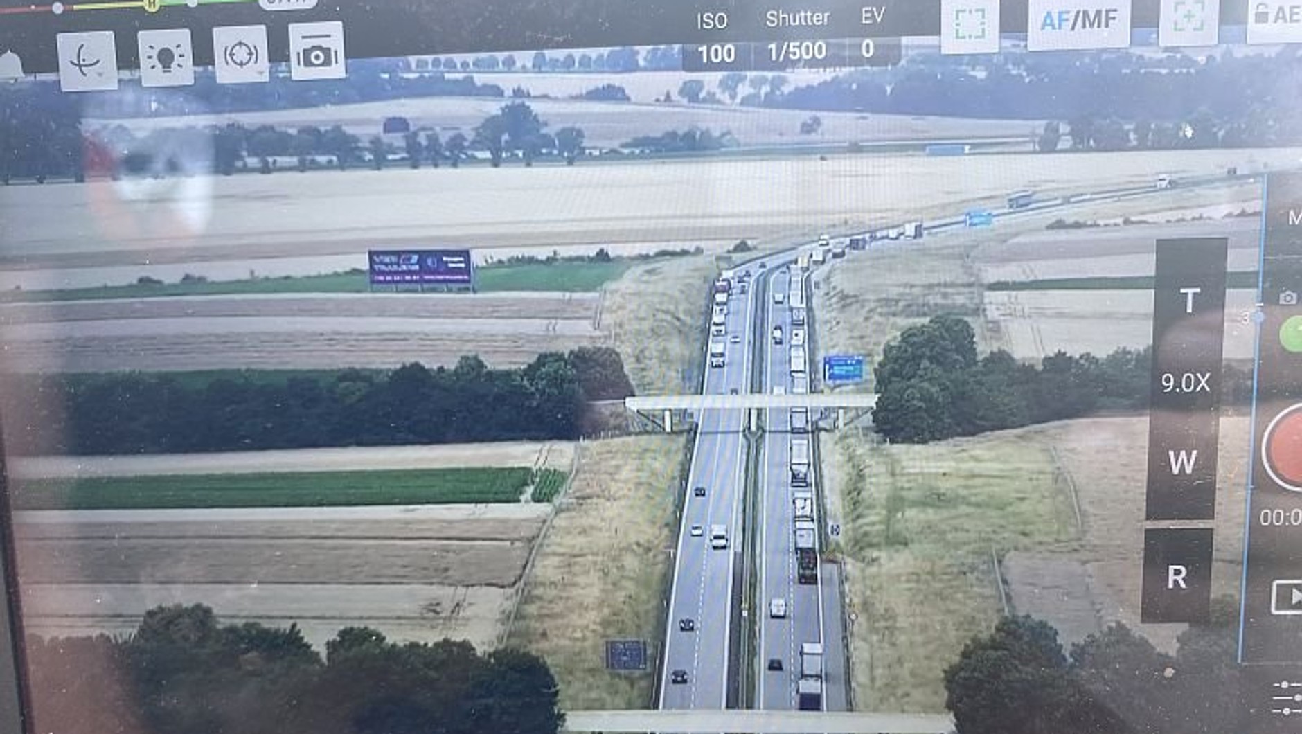 Zakaz wyprzedzania się ciężarówek — kontrole policji.