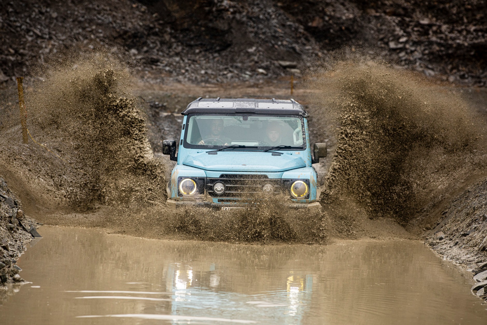 Efektowne rozbryzgi są jedynym sposobem na lans tym autem