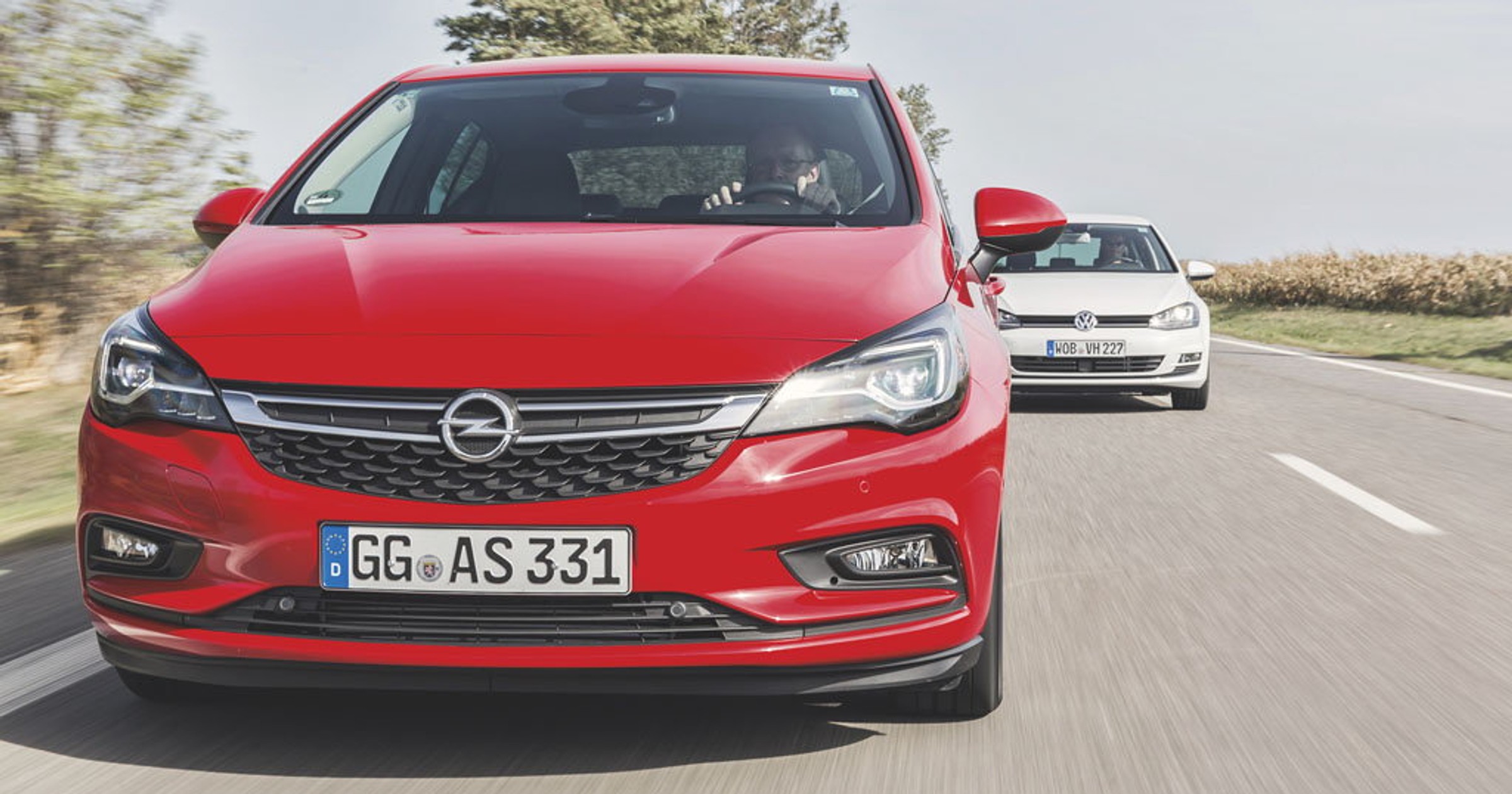 Opel Astra kontra Volkswagen Golf. Na rynku używanych samochodów ten pojedynek wciąż trwa!