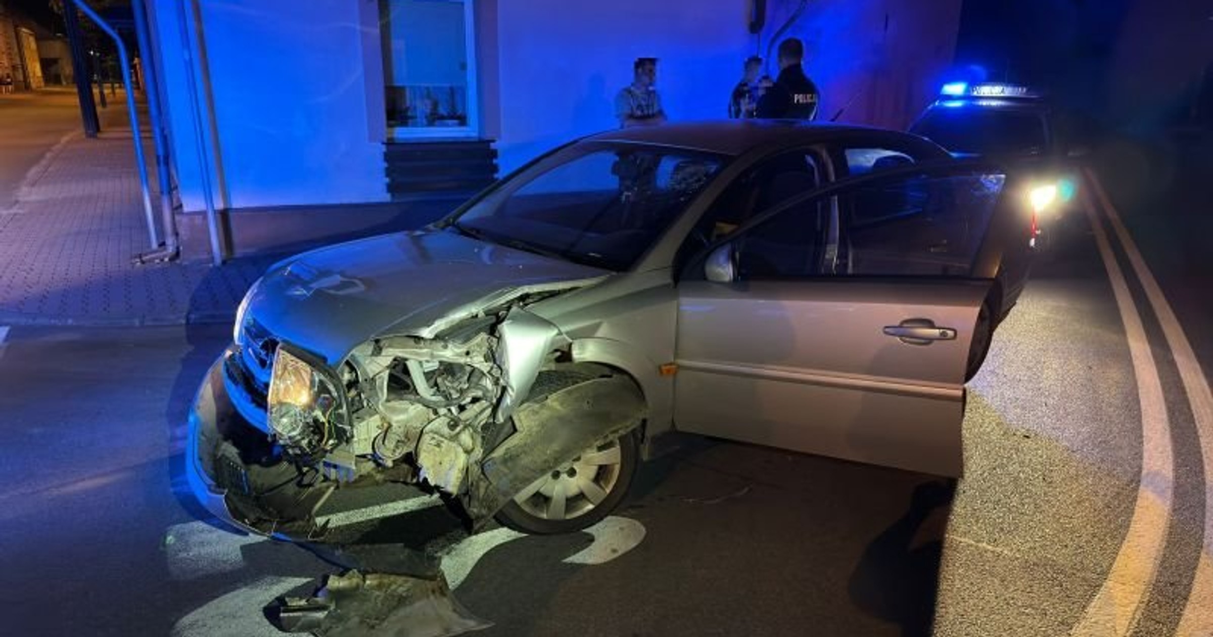 Policjanci zatrzymali kierowcę uszkodzonego Opla. "Wracał" z dożynek