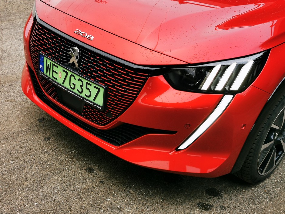 Peugeot e-208"