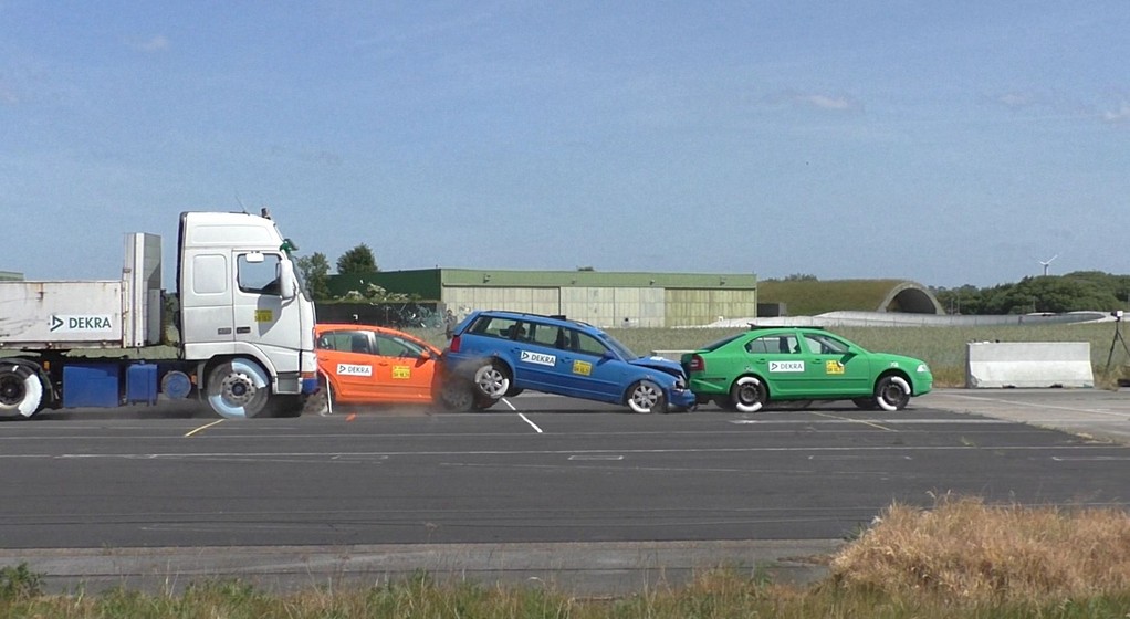 Wypadki z udziałem nadjeżdżających ciężarówek są bardzo groźne dla kierowców mniejszych aut