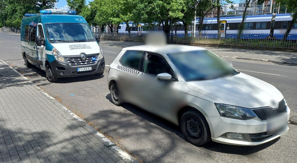 Na miejsce kontroli kierowcy taksówki patrol ITD musiał wezwać policję