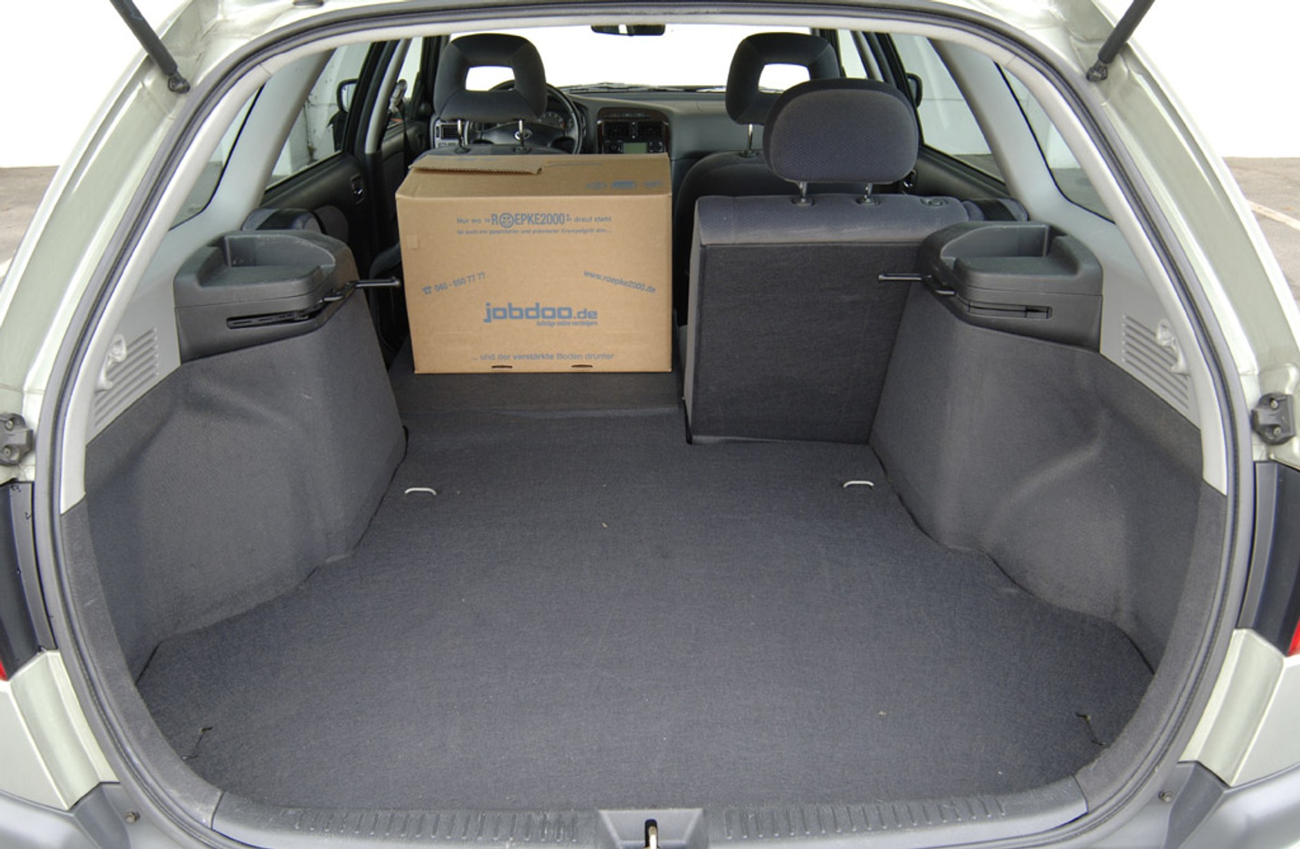 Mercedes klasy C, Nissan Primera, Toyota Avensis i VW Passat: cztery sposoby na tanie kombi