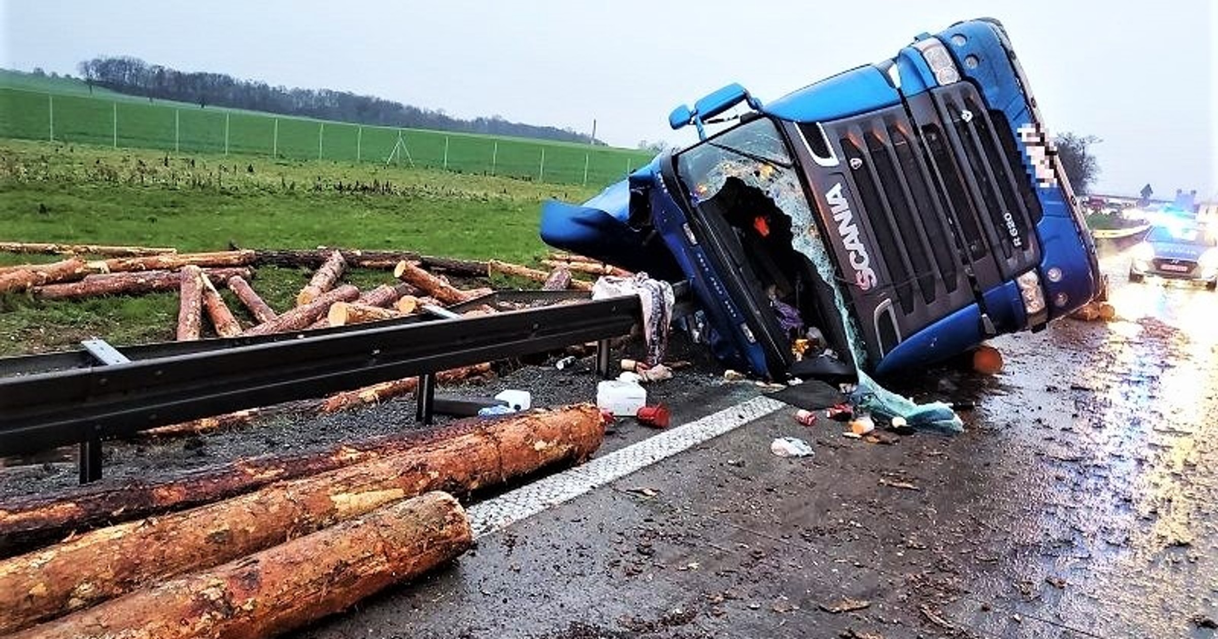 Wypadek ciężarówki z drewnem na A4