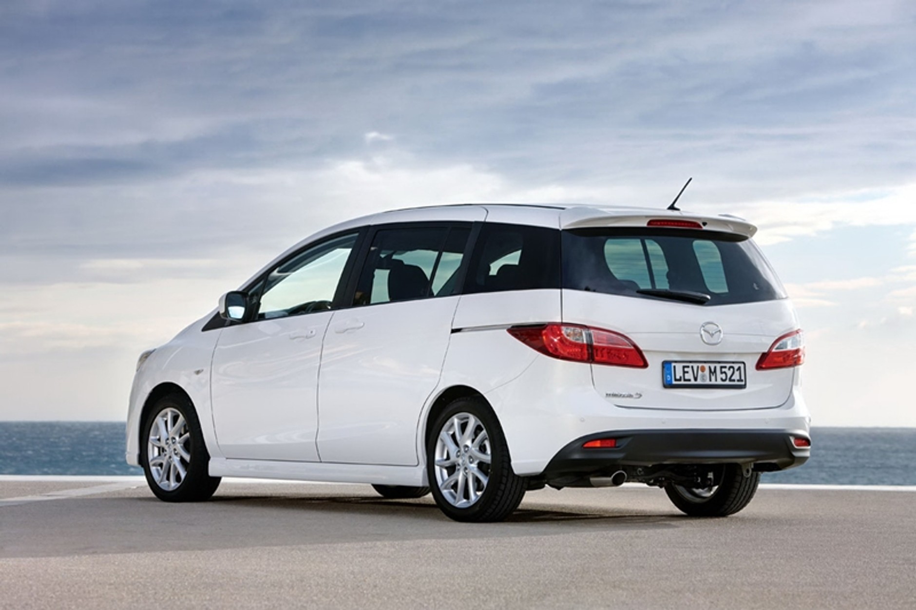 Mazda 5 – biała, lekka, oszczędna