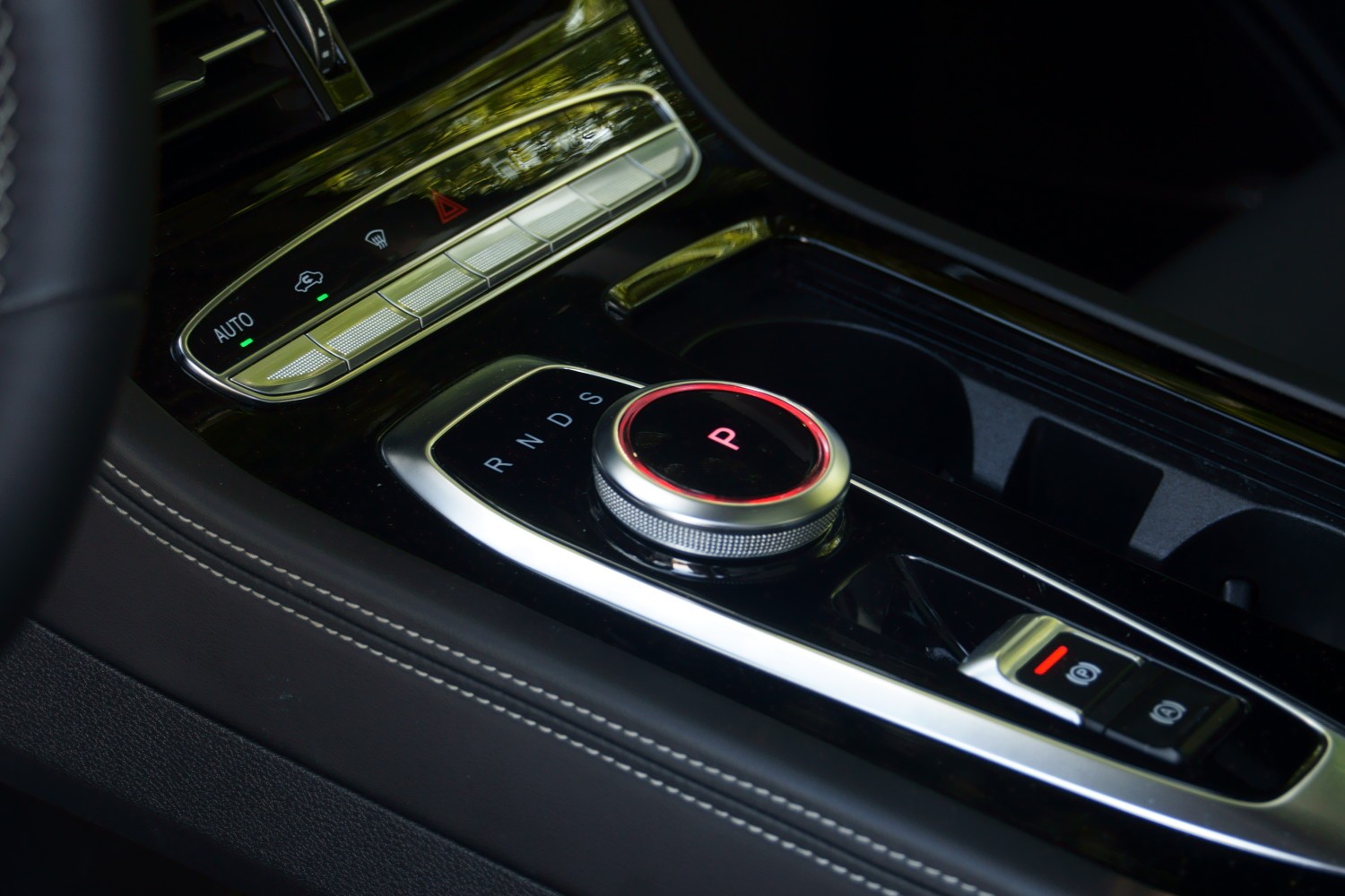 We wnętrzu widać sporo zapożyczeń z Mercedesa