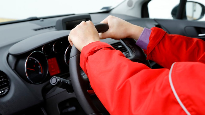 Nieprawidłowe trzymanie kierownicy