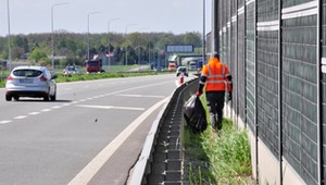 Polacy wciąż wyrzucają śmieci z okien samochodów. Sprzątanie po nich kosztowało 75 mln zł