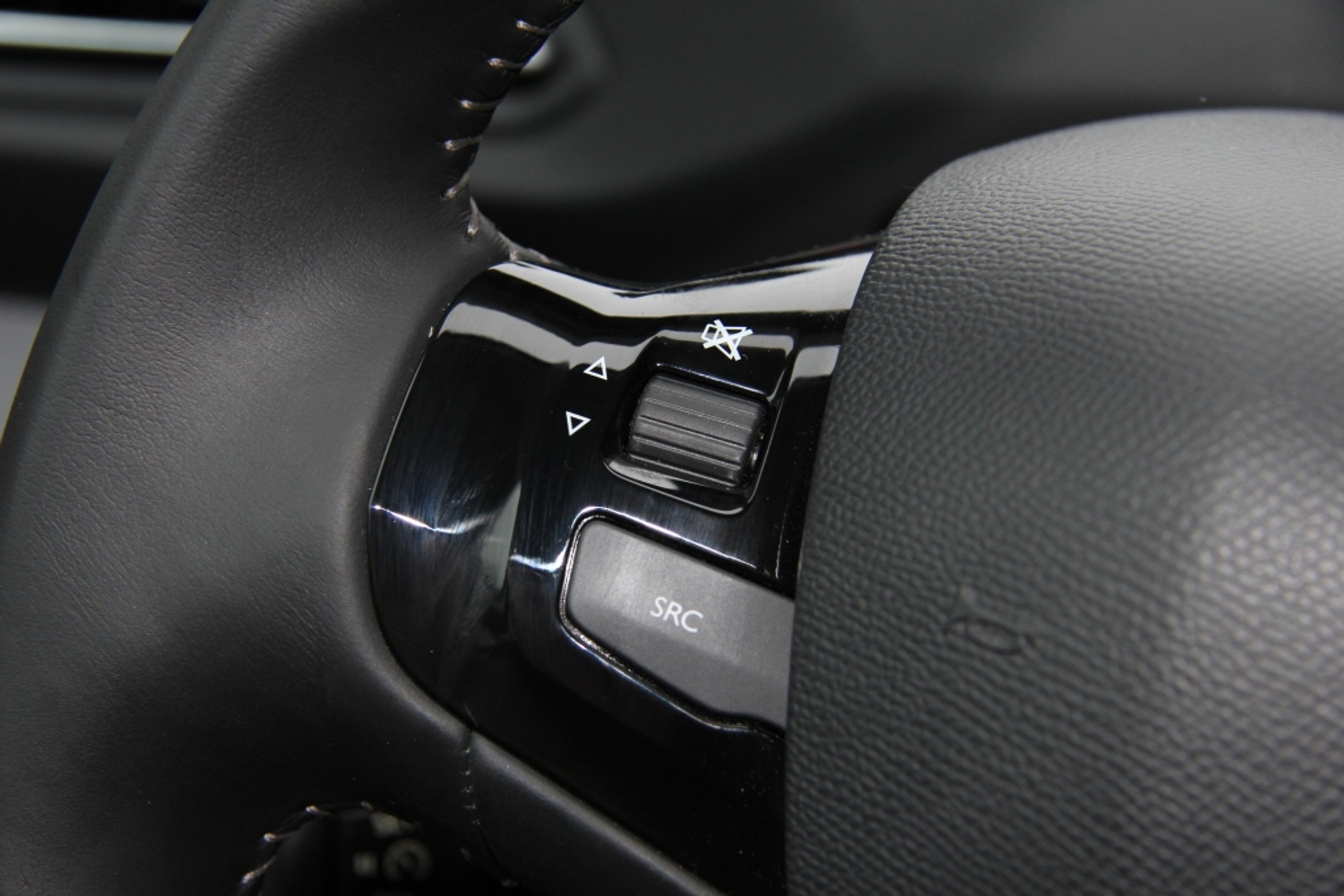 Wygodne sterowanie w kierownicy nowego Peugeota 308.