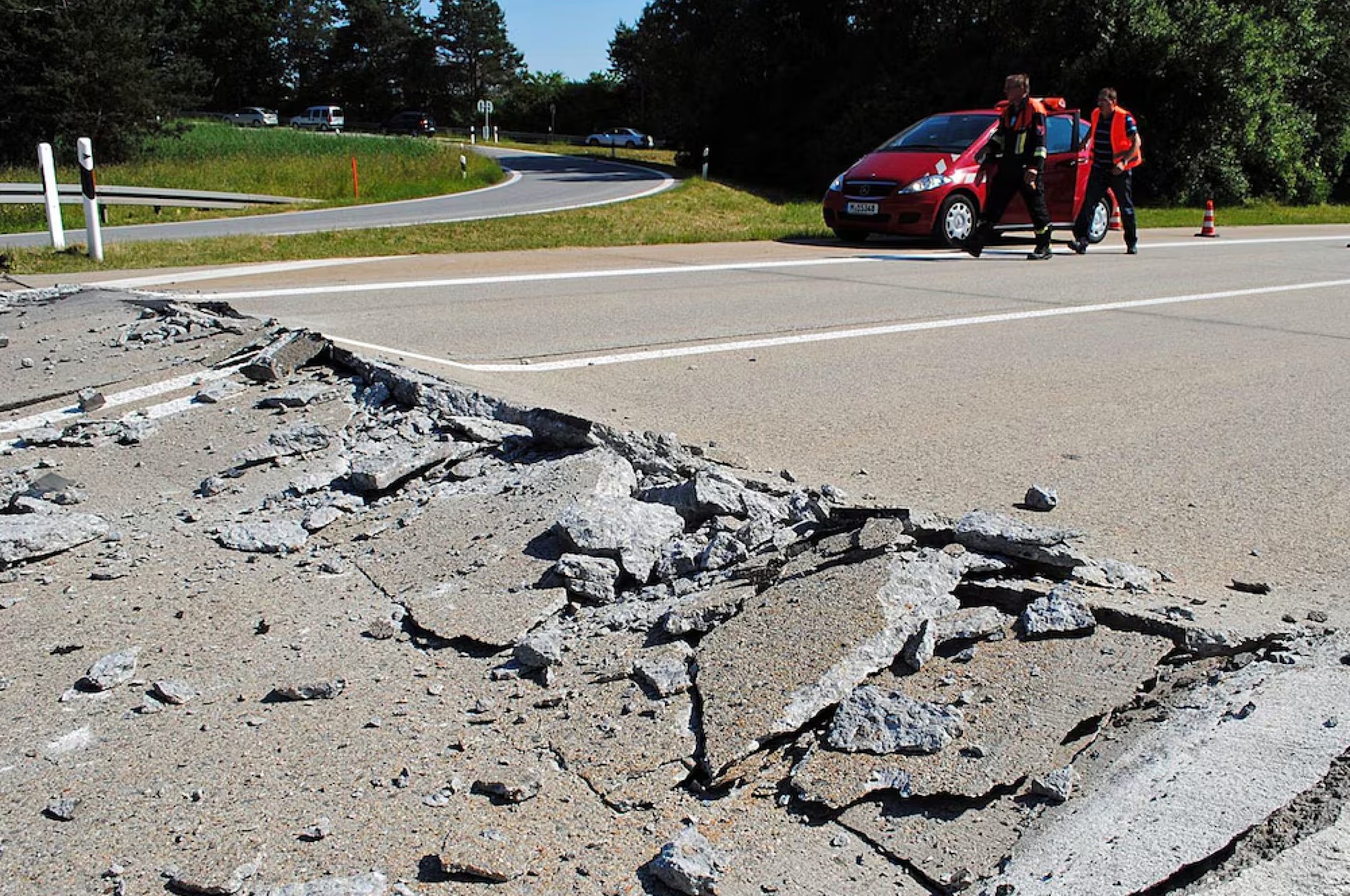Typowy przykład uszkodzenia drogi betonowej określanego jako "Blow up" (Niemcy)
