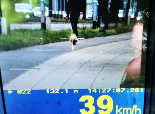 Na czymś dziwnym "leciał" po drodze dla rowerów. Policjanci zmierzyli prędkość i oniemieli