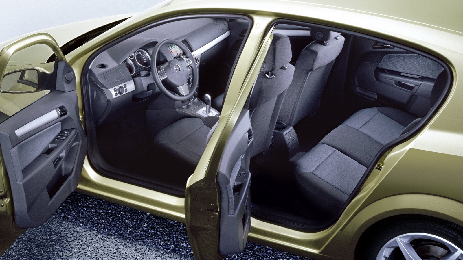 Kokpit Astry - bez rewelacji, ale schludny i funkcjonalny.