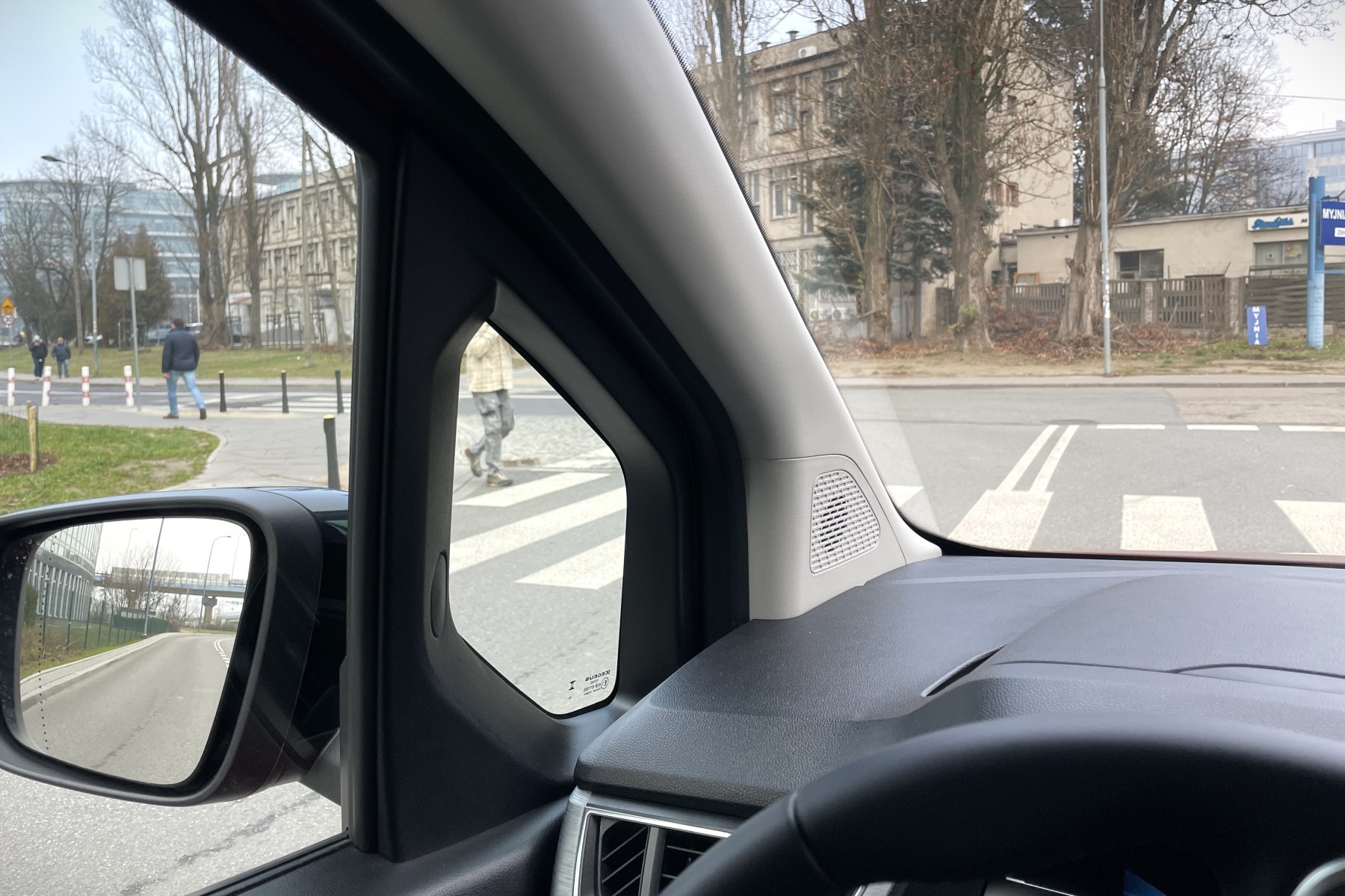 Uwaga na pieszych! Wielkie słupki A bardzo ograniczają widoczność