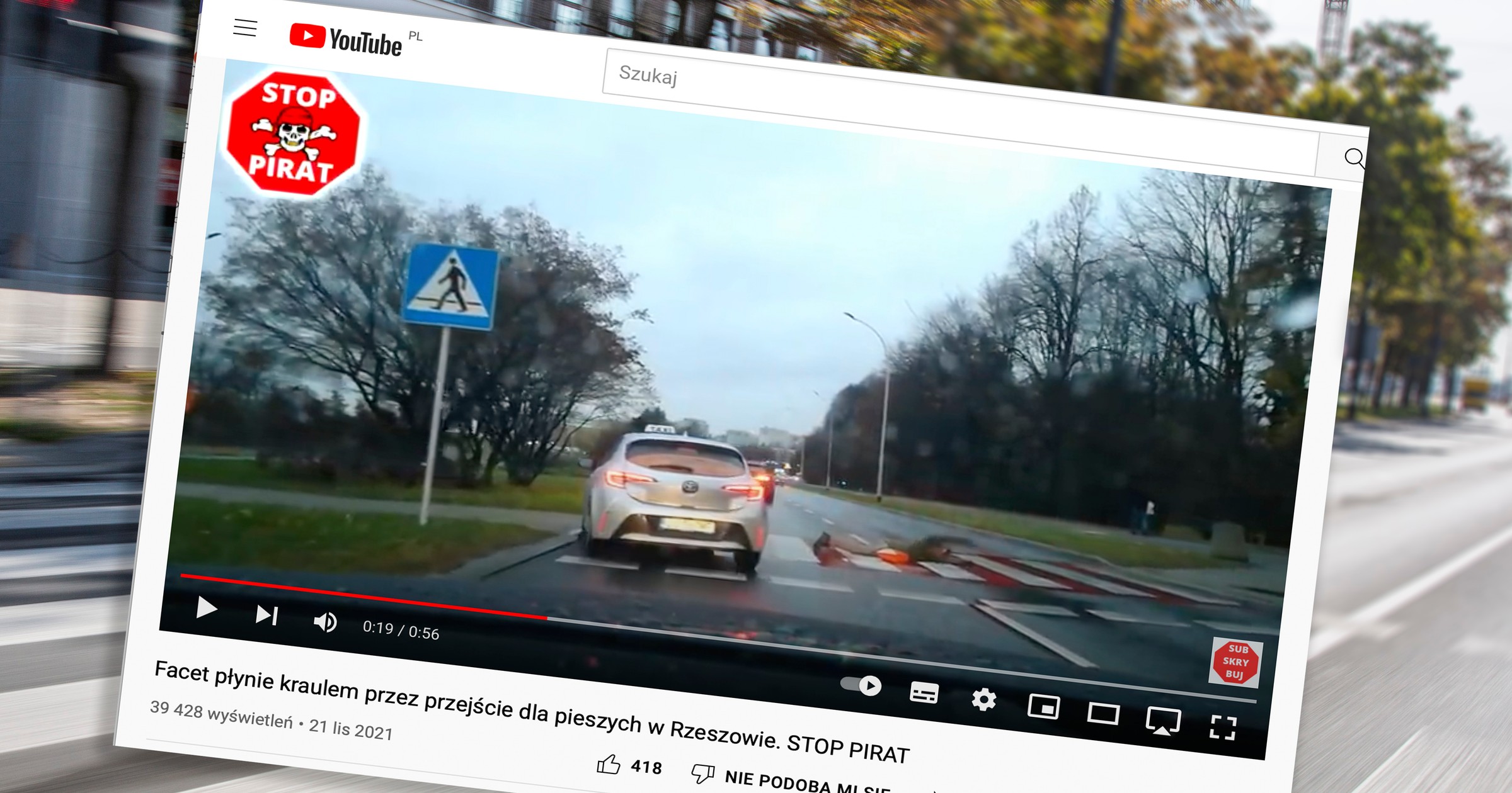 Mężczyzna płynie kraulem przez przejście dla pieszych w Rzeszowie