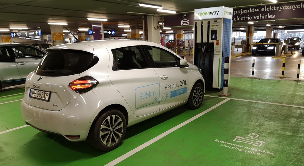 Ładowanie auta w mieście, nawet na niezbyt szybkiej, ale płatnej ładowarce, oznacza koszt przejazdu na poziomie auta spalinowego. Im szybsza ładowarka, tym drożej
