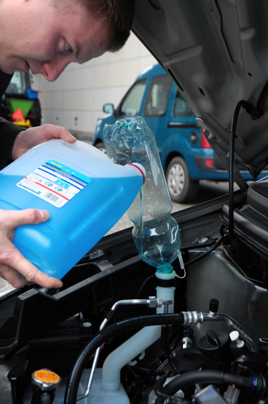 Jak bezpiecznie dolać płynu do spryskiwaczy?