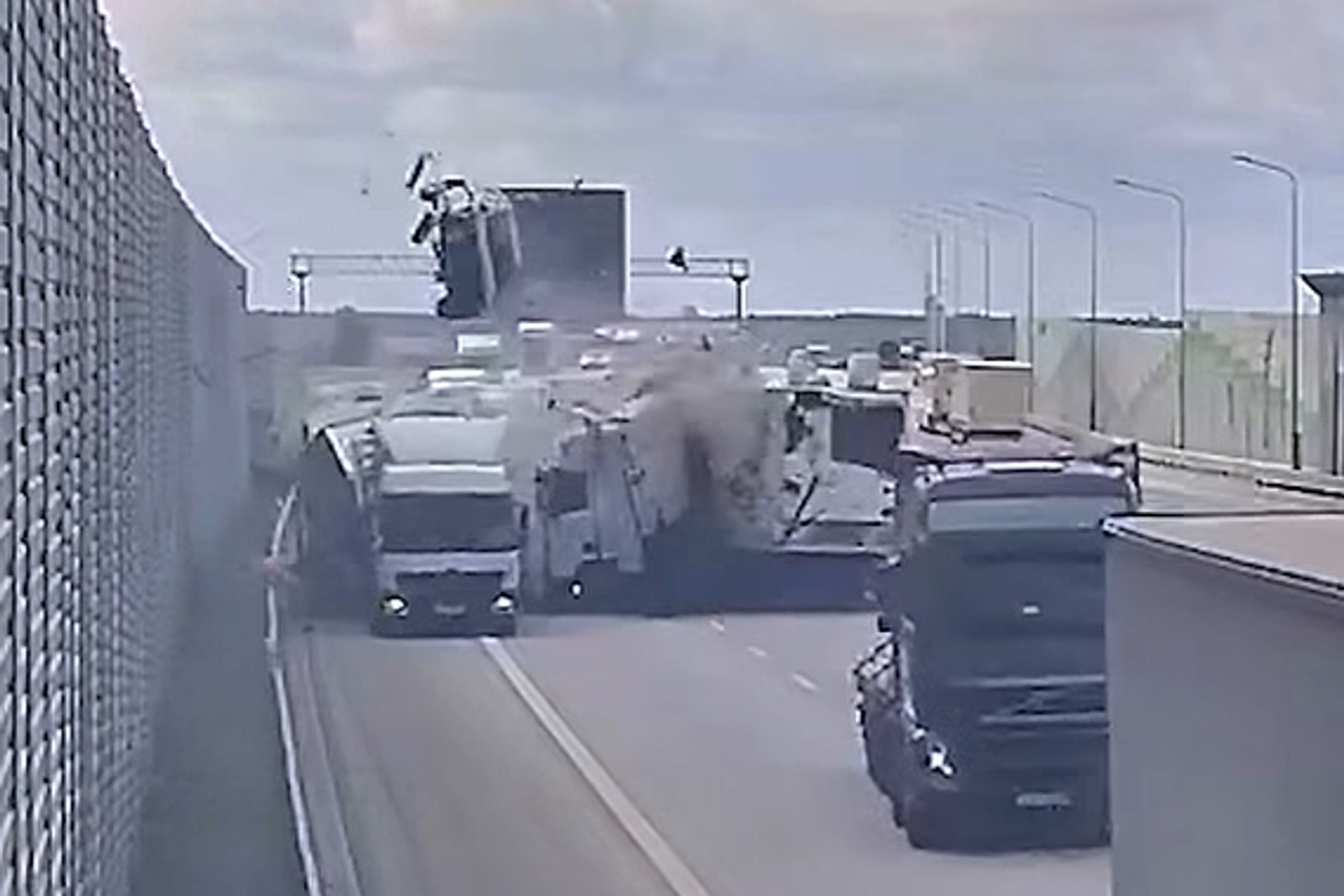 Wypadek ciężarówek na A1. Siła była tak duża, że osobówka wyleciała w powietrze