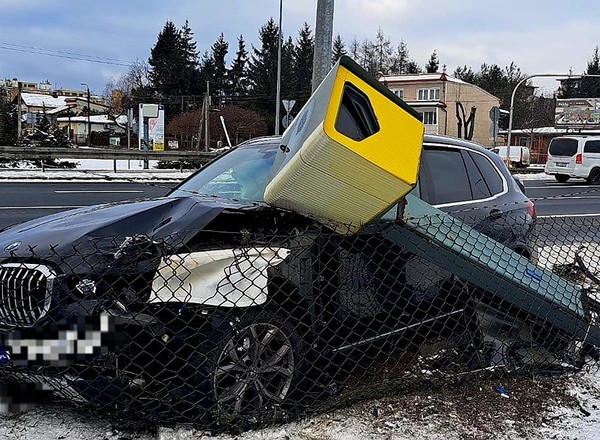 Kierowca BMW skosił fotoradar. Demolka na skrzyżowaniu w Tarczynie