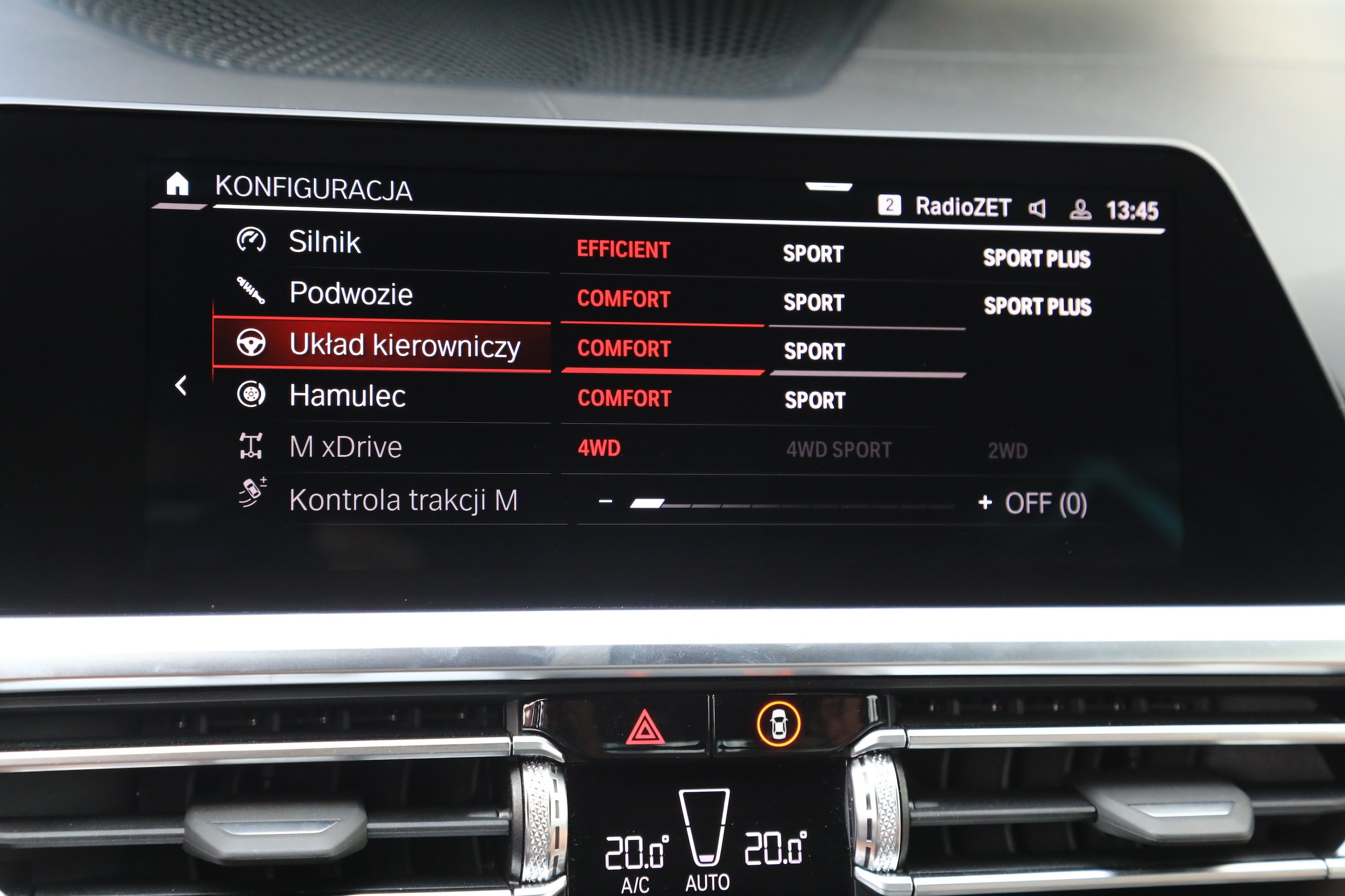 Nawet podczas codziennej jazdy silnik, układ kierowniczy, hamulec i xDrive przyjemniej pracują w trybie Sport – świetnie, że jest tak duża rozpiętość ustawień.