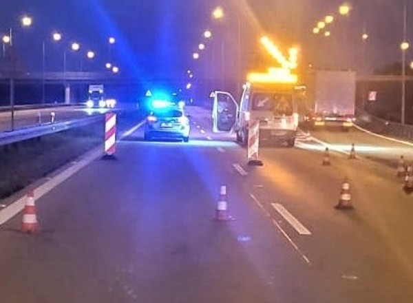 Kierowca jechał wężykiem. Inny, aby go zatrzymać, zastosował "filmowy" trik