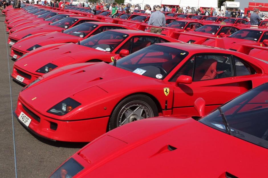 Największa parada Ferrari F40 na Silverstone Classic 2012