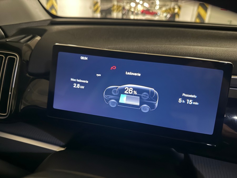 Aby cieszyć się pełnią osiągów hybrydy plug-in, warto pamiętać o doładowaniu samochodu z zewnętrznego źródła energii