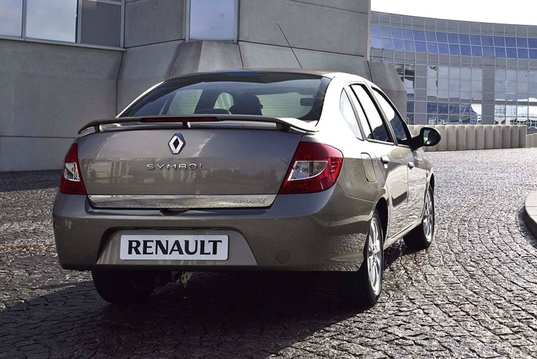 Moskwa 2008: oficjalna premiera nowego Renault Symbol/Thalia