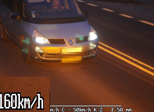Mniej zdjęć z fotoradarów, ale więcej przekroczeń o ponad 50 km/h