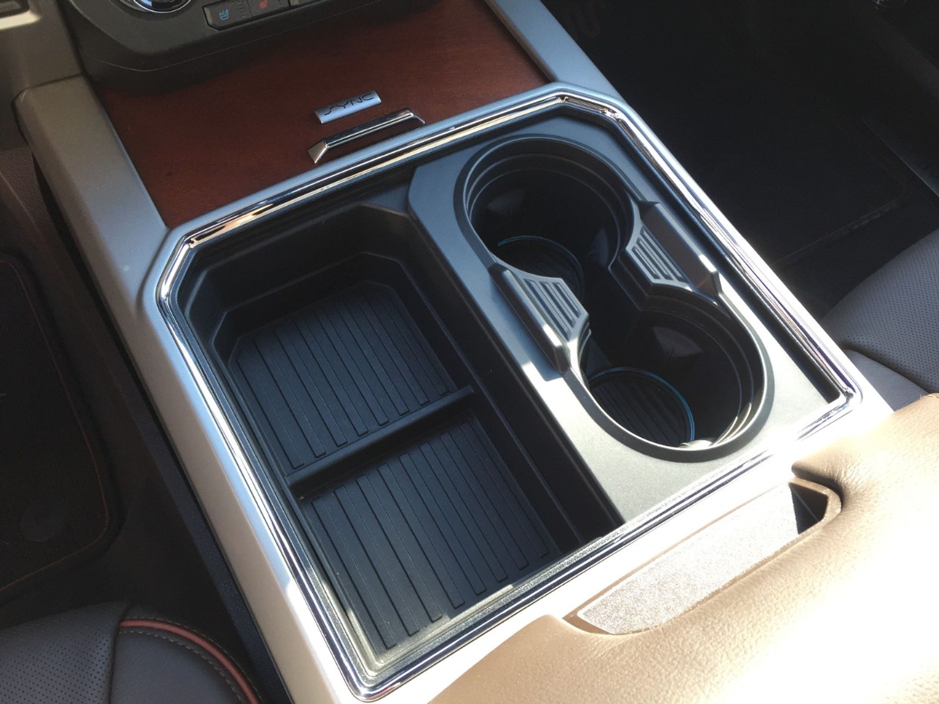 Przemyślany schowek/uchwyt na napoje od Forda