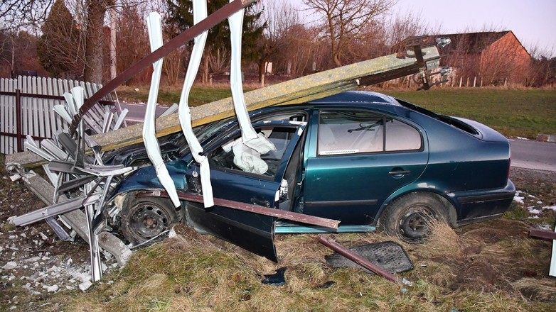 41-latek rozbił kradziony pojazd na płocie