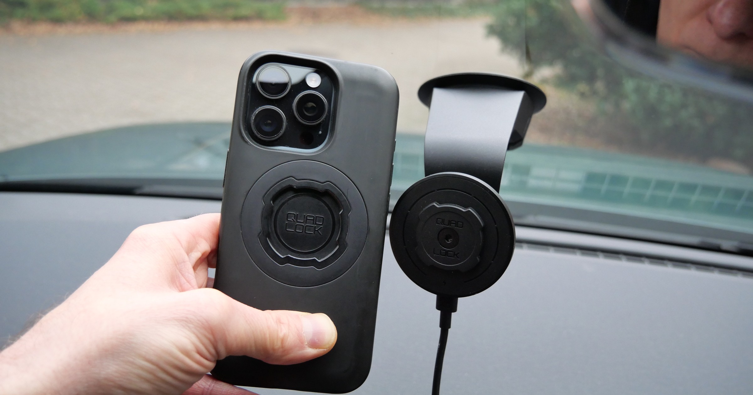Uchwyt na telefon Quadlock jest tak naprawdę zestawem – jednym z jego elementiw jest etui telefonu dedykowane do kon kretnego modelu