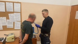 Próbował odjechać z parkingu. Prawie potrącił kobietę