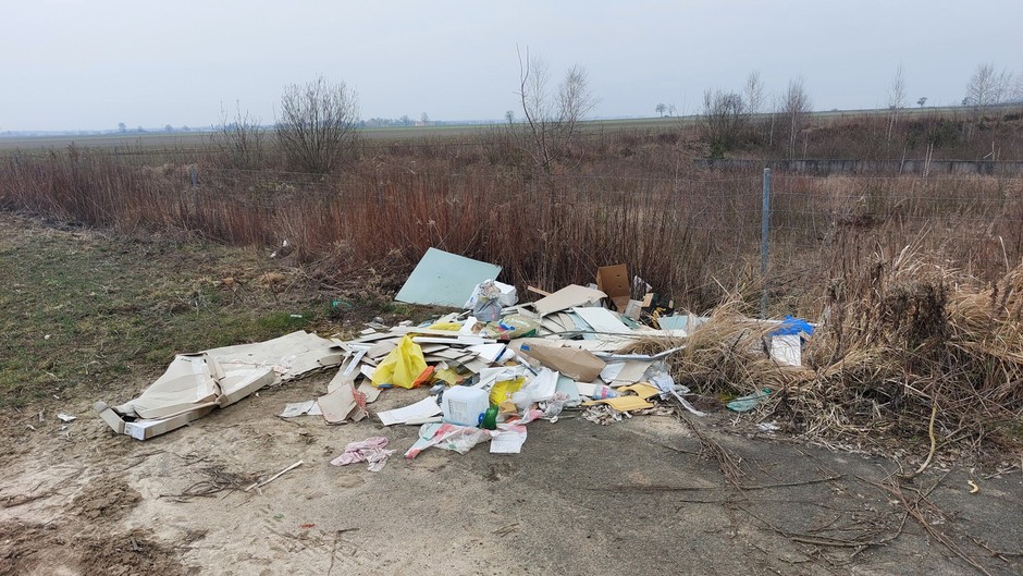 Śmieci przy drodze krajowej - woj dolnośląskie