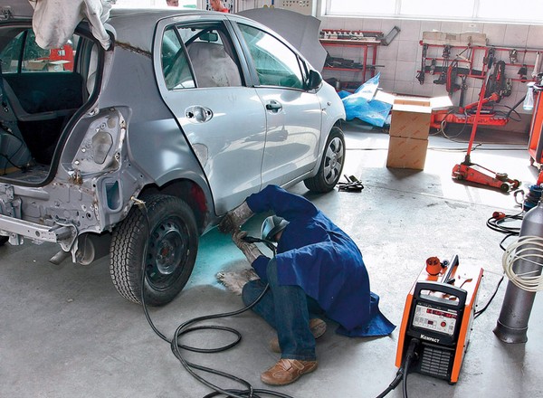 Jak naprawiać auto po wypadku? Odpowiedź jest prosta - porządnie!